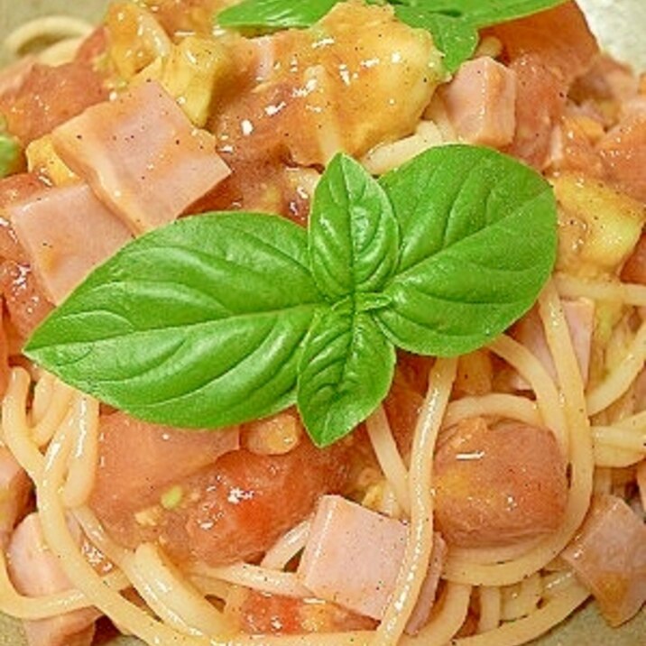 トマトとアボカドの冷製パスタ